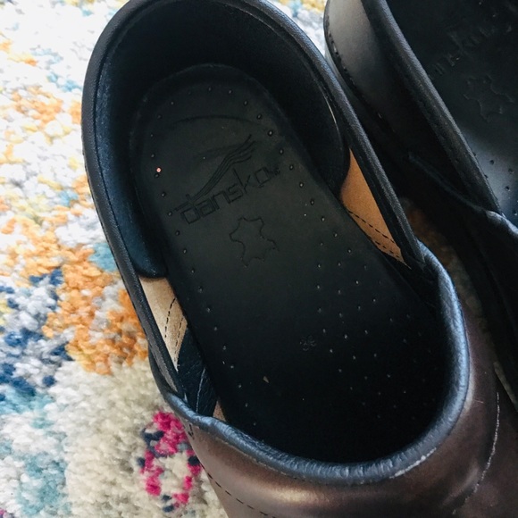 Dansko Women’s Brown Clogs GUC size 39 - Picture 5 of 8